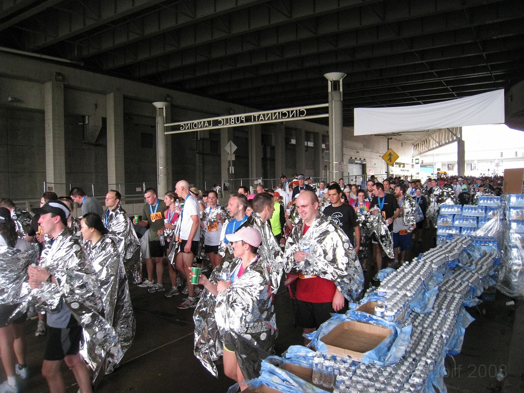 Flying Pig 2009 0330.jpg - Everyone got a insulating blanket to keep the chills off after the race. Wet, sweaty and hot internally it seems cold even though the temperature was in the 50's.
